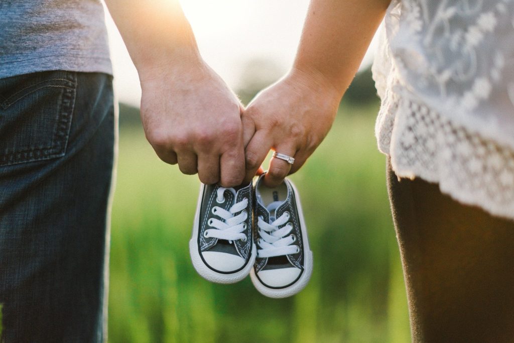 手をつなぐ夫婦と子供靴