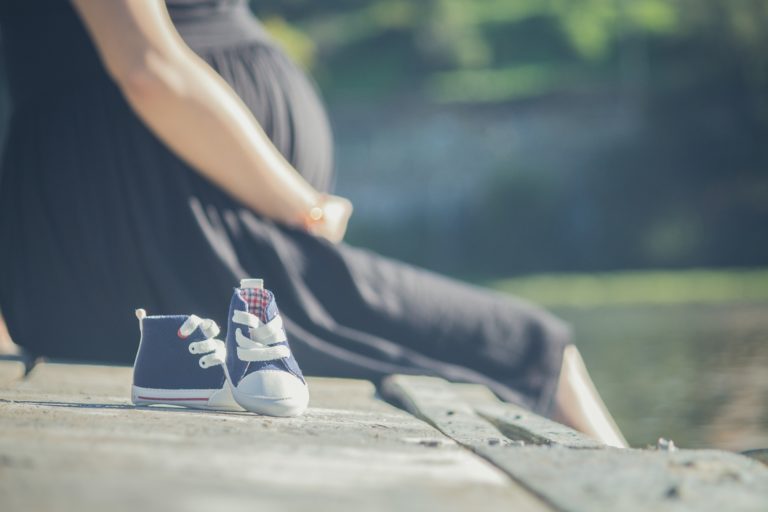 妊娠した女性と子供靴