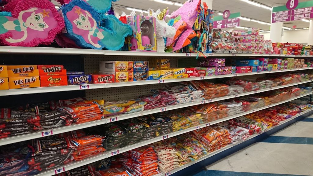 99セントショップのお菓子売り場
