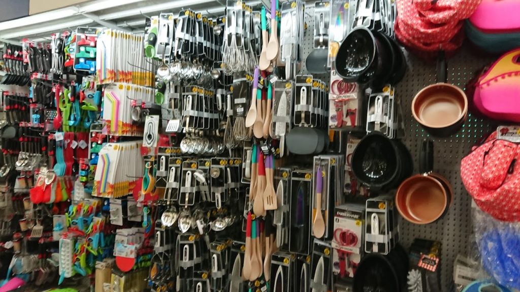 99セントショップの調理用具売り場