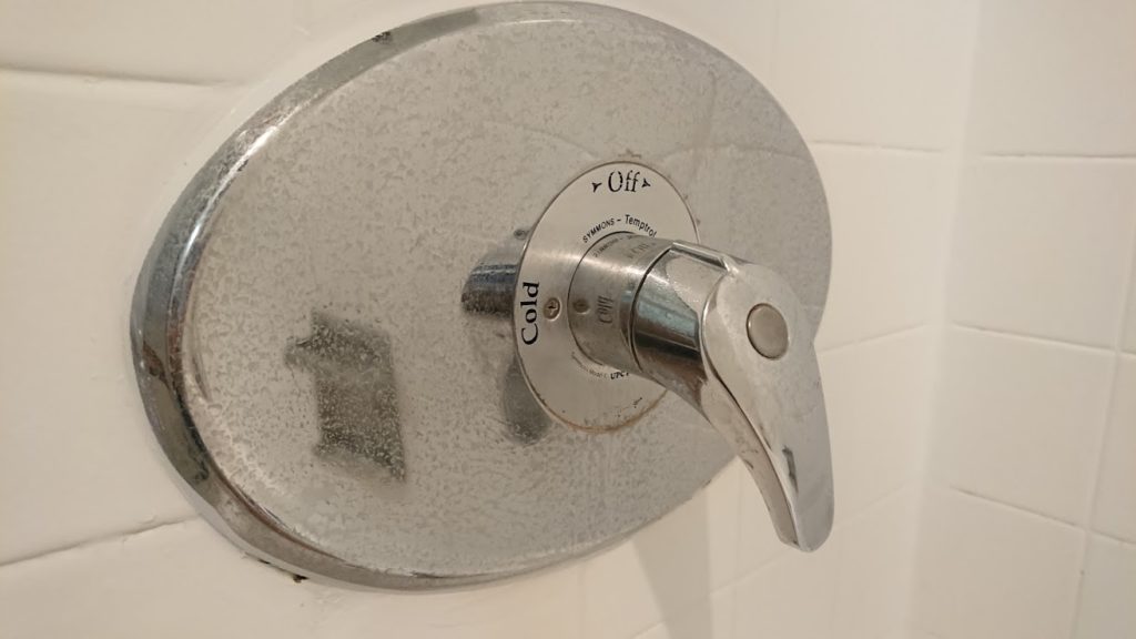 掃除後のシャワールームの蛇口