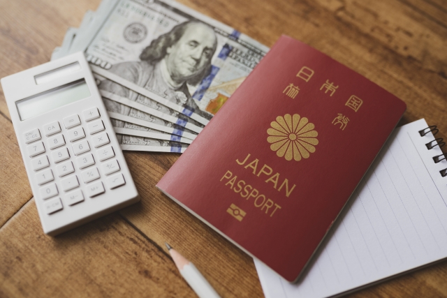 電卓と外貨とパスポート